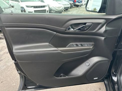 Used 2021 GMC Acadia SLT w/ Elevation Edition image 10