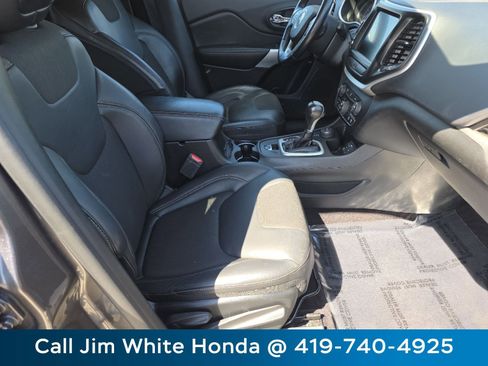 Used 2018 Jeep Cherokee Latitude Plus w/ Comfort/Convenience Group AWD/4WD image 24