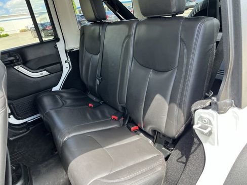 Used 2018 Jeep Wrangler Unlimited Sahara w/ Connectivity Group AWD/4WD image 24