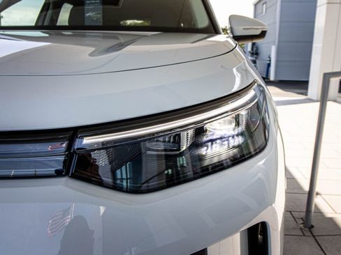 Certified 2025 Volkswagen Tiguan SE image 7