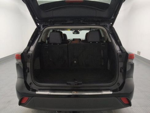 Used 2020 Toyota Highlander XLE image 29