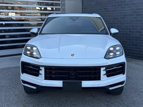 Used 2024 Porsche Cayenne w/ Premium Package AWD/4WD image 2