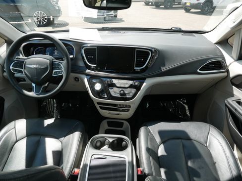Used 2022 Chrysler Pacifica Touring-L FWD image 10