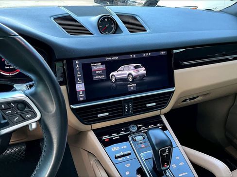 Used 2020 Porsche Cayenne image 6
