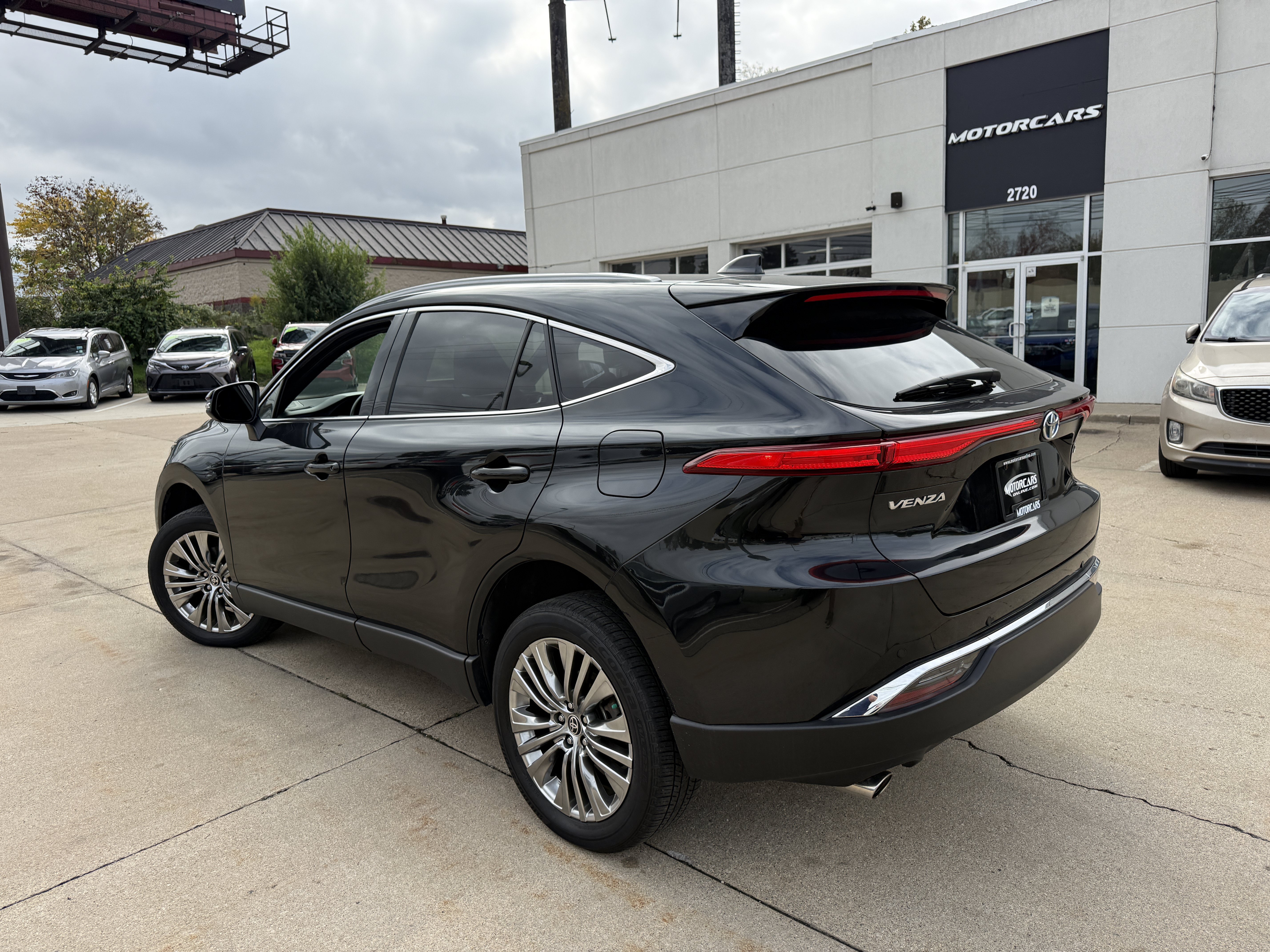 Used 2023 Toyota Venza XLE AWD/4WD image 5