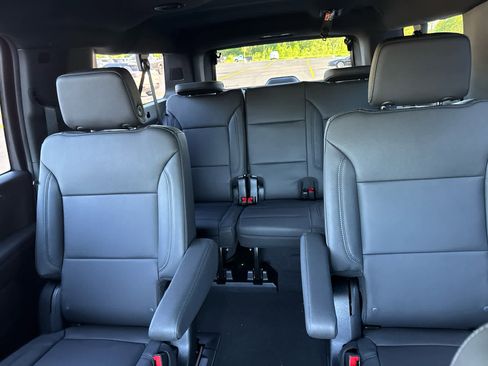 New 2026 Chevrolet Suburban LT w/ Comfort Package AWD/4WD image 31