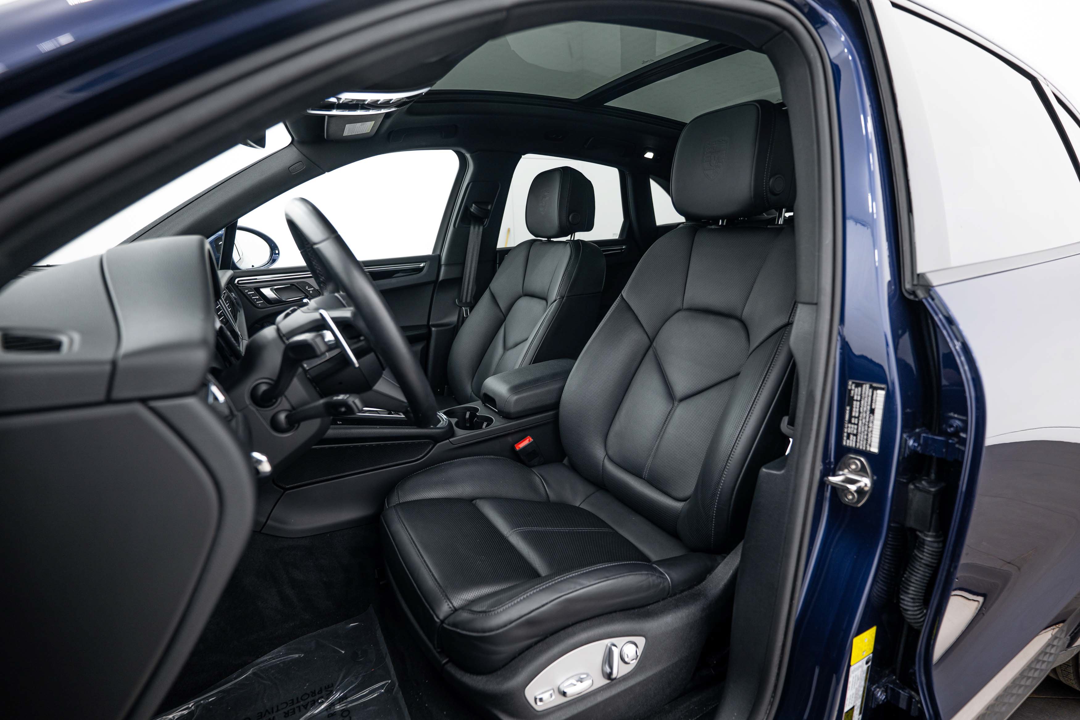 Certified 2025 Porsche Macan AWD/4WD image 5