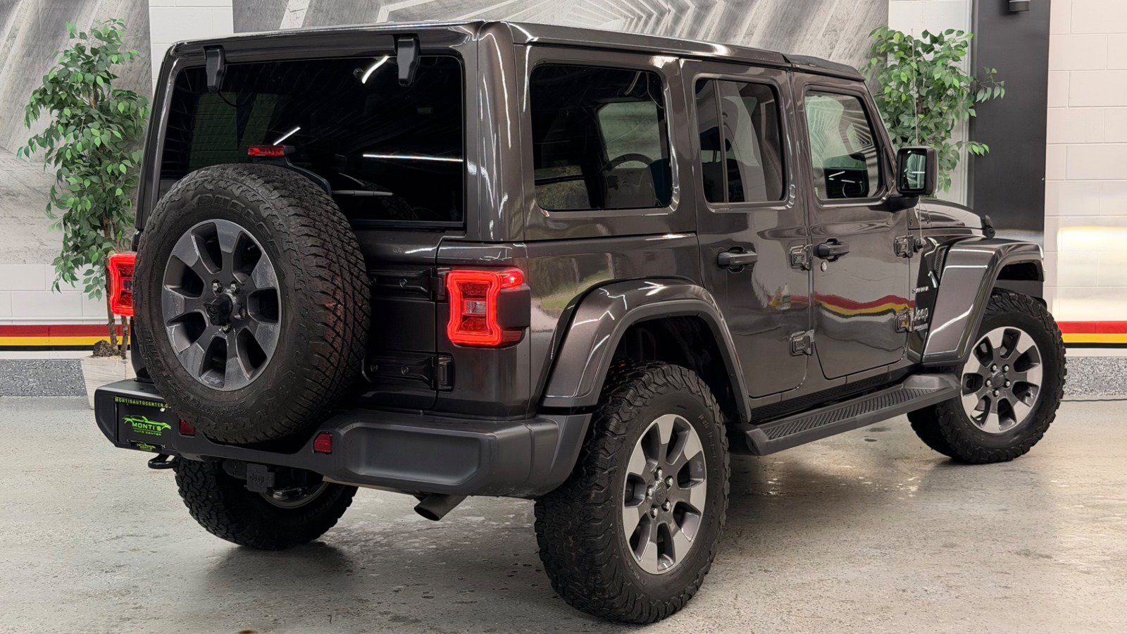 Used 2019 Jeep Wrangler Unlimited Sahara AWD/4WD image 6