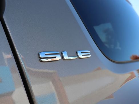 Used 2023 GMC Acadia SLE w/ Driver Convenience Package image 32