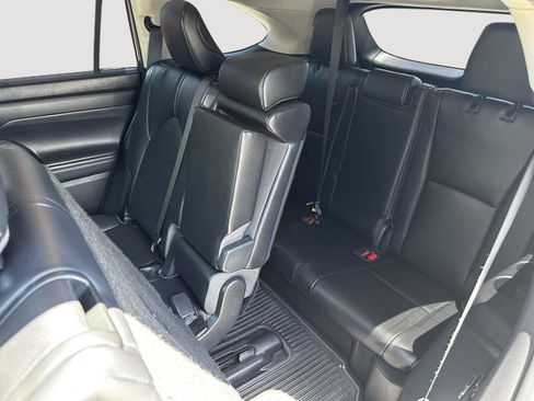 Used 2023 Toyota Highlander XLE FWD image 22