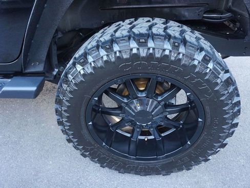 Used 2018 Jeep Wrangler Unlimited Sahara AWD/4WD image 14