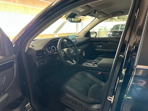 Used 2025 Honda Pilot EX-L image 8