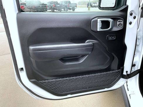 Used 2025 Jeep Wrangler Unlimited Rubicon w/ Convenience Group AWD/4WD image 9