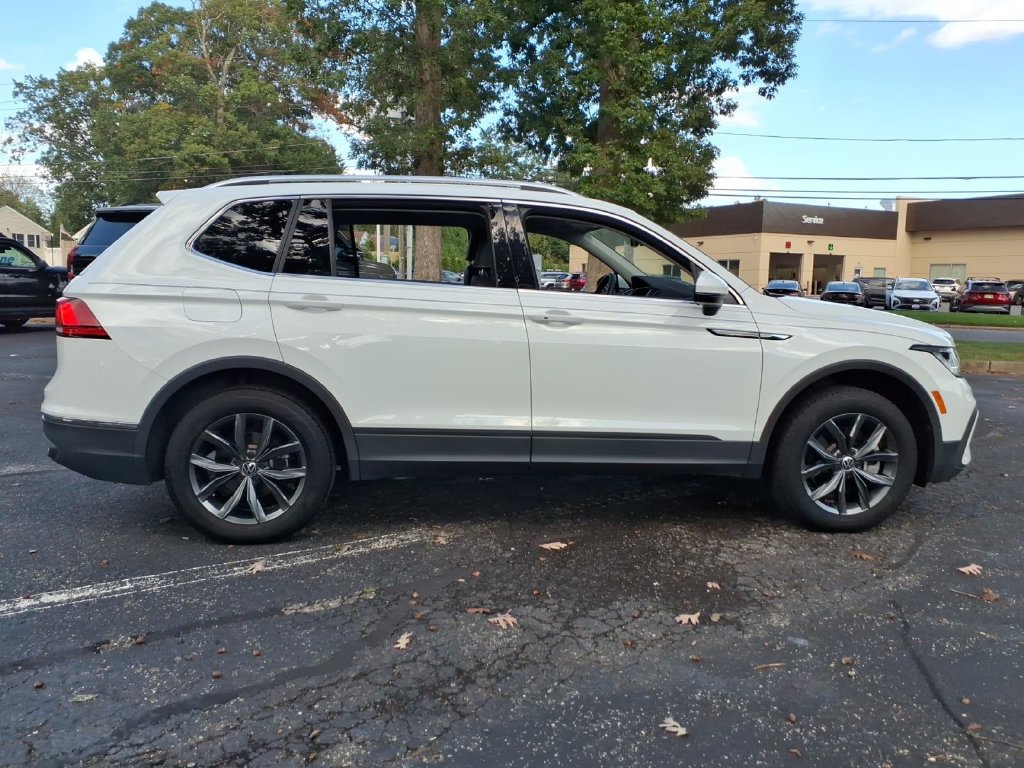 Used 2024 Volkswagen Tiguan SE AWD/4WD image 2