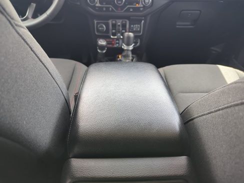 Used 2024 Jeep Wrangler Unlimited Rubicon AWD/4WD image 16