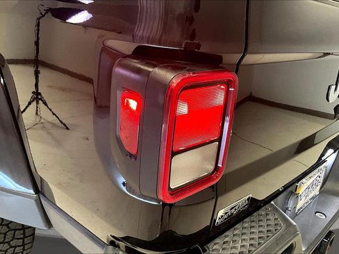 Used 2022 Jeep Gladiator Overland AWD/4WD image 24