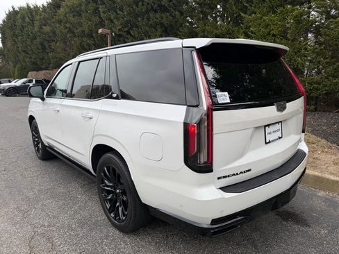 Used 2023 Cadillac Escalade Sport w/ LPO, ONYX Package image 3