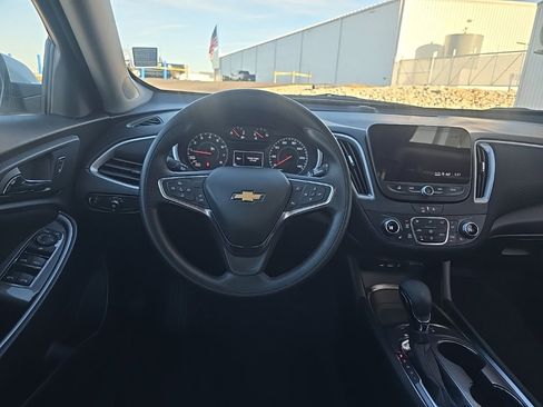 Used 2025 Chevrolet Malibu LT image 2