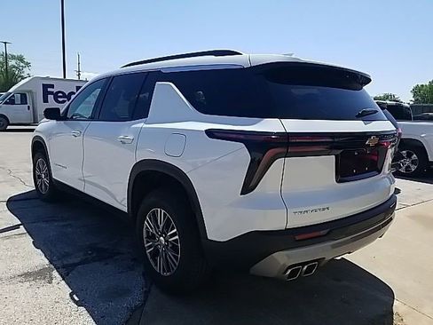 Certified 2025 Chevrolet Traverse LT FWD image 19
