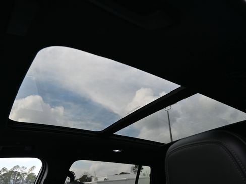 Used 2025 Buick Enclave Avenir image 6