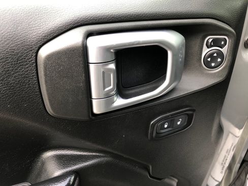 Used 2019 Jeep Wrangler Unlimited Sport S AWD/4WD image 18
