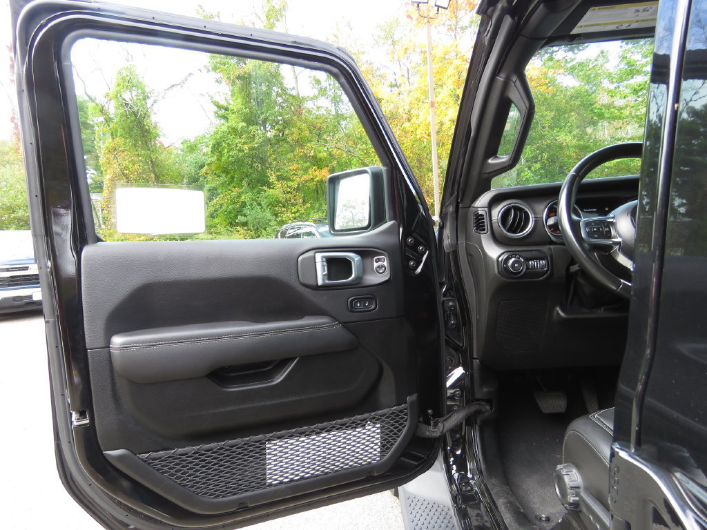 Used 2022 Jeep Wrangler Unlimited Sahara AWD/4WD image 9