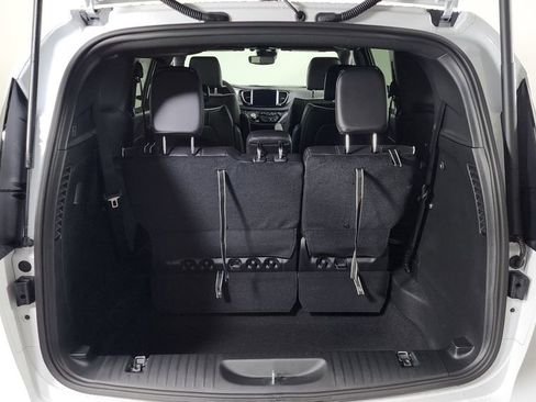 New 2026 Chrysler Pacifica Limited image 9