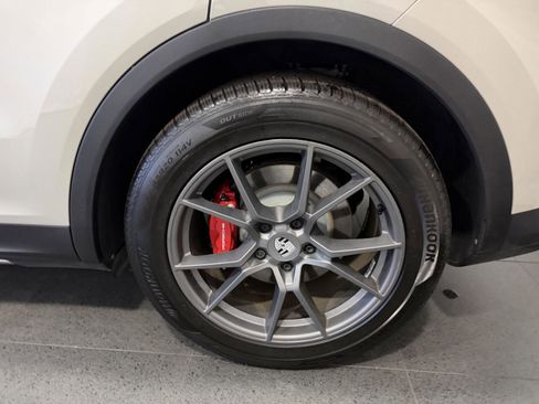 Used 2025 Porsche Cayenne S image 11