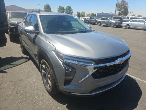 Used 2025 Chevrolet Trax LT FWD image 2