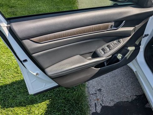 Used 2018 Honda Accord EX image 17