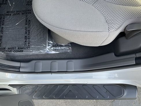 Used 2021 Nissan Frontier SV w/ Midnight Edition Floor Mats image 24