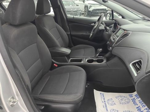 Used 2019 Chevrolet Cruze LT w/ Convenience Package image 17