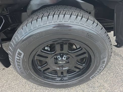 Used 2025 Nissan Frontier SV RWD image 7