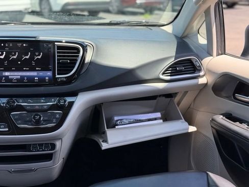 Used 2023 Chrysler Pacifica Touring-L FWD image 33