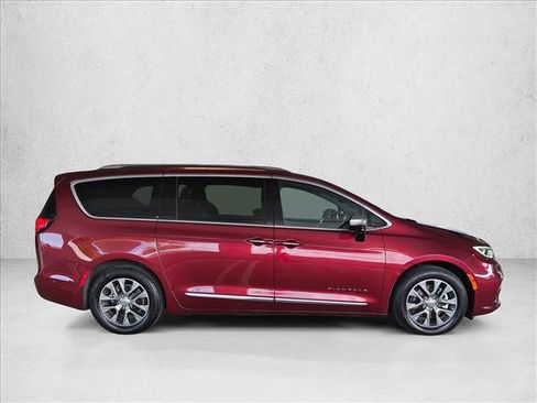 Used 2023 Chrysler Pacifica Pinnacle FWD image 5