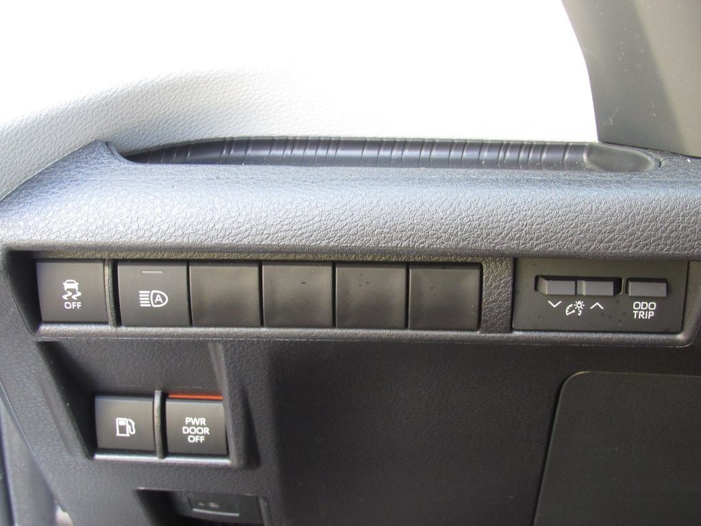 Used 2025 Toyota Sienna XLE FWD image 39