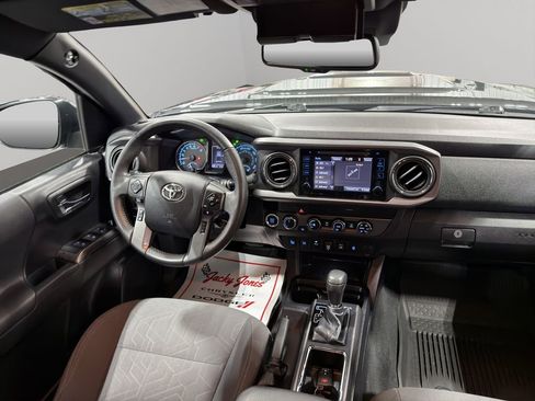 Used 2019 Toyota Tacoma TRD Sport w/ Technology Package image 19