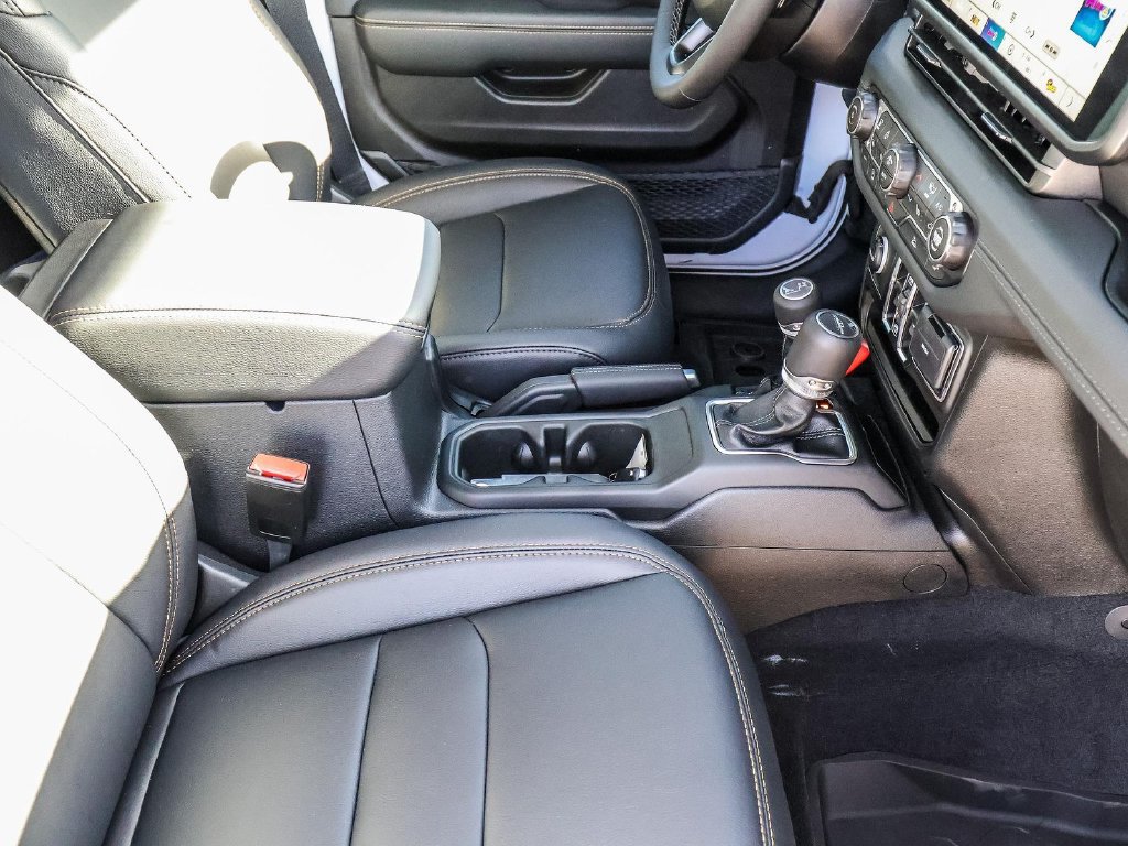 Used 2025 Jeep Gladiator Mojave AWD/4WD image 14