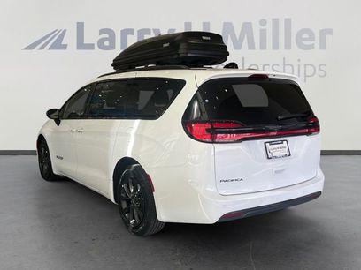 New 2025 Chrysler Pacifica Select w/ Fav Edition Package