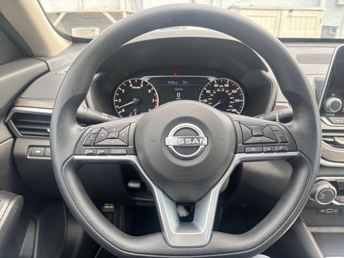 Used 2025 Nissan Altima 2.5 SV FWD image 35