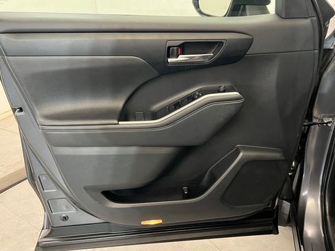 Used 2024 Toyota Highlander XLE image 16
