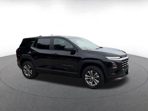 Used 2025 Chevrolet Equinox LT FWD image 2