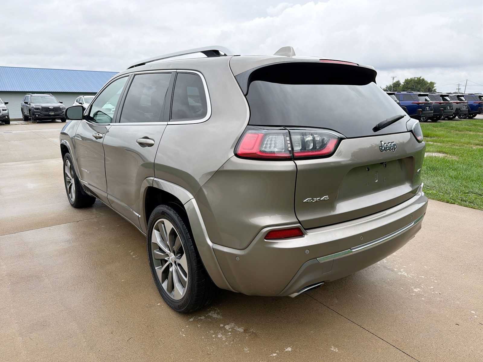 Used 2019 Jeep Cherokee Overland w/ Technology Group AWD/4WD image 2