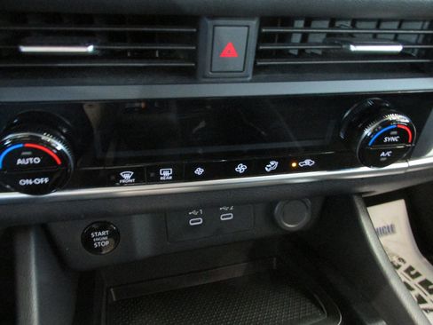 Used 2024 Nissan Rogue SV image 23