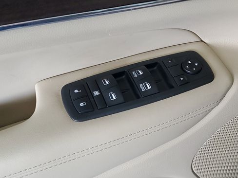 Used 2018 Jeep Grand Cherokee Limited image 15