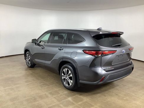 Used 2022 Toyota Highlander XLE AWD/4WD image 7