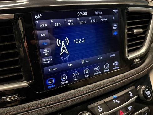 Used 2020 Chrysler Pacifica Limited image 13