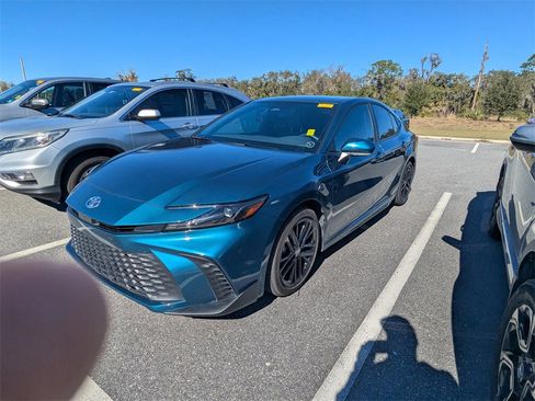 Used 2025 Toyota Camry SE image 3