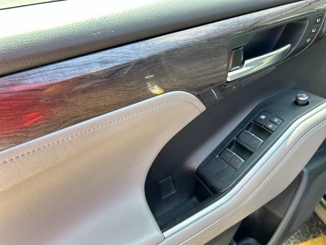 Used 2022 Toyota Highlander Platinum AWD/4WD image 31