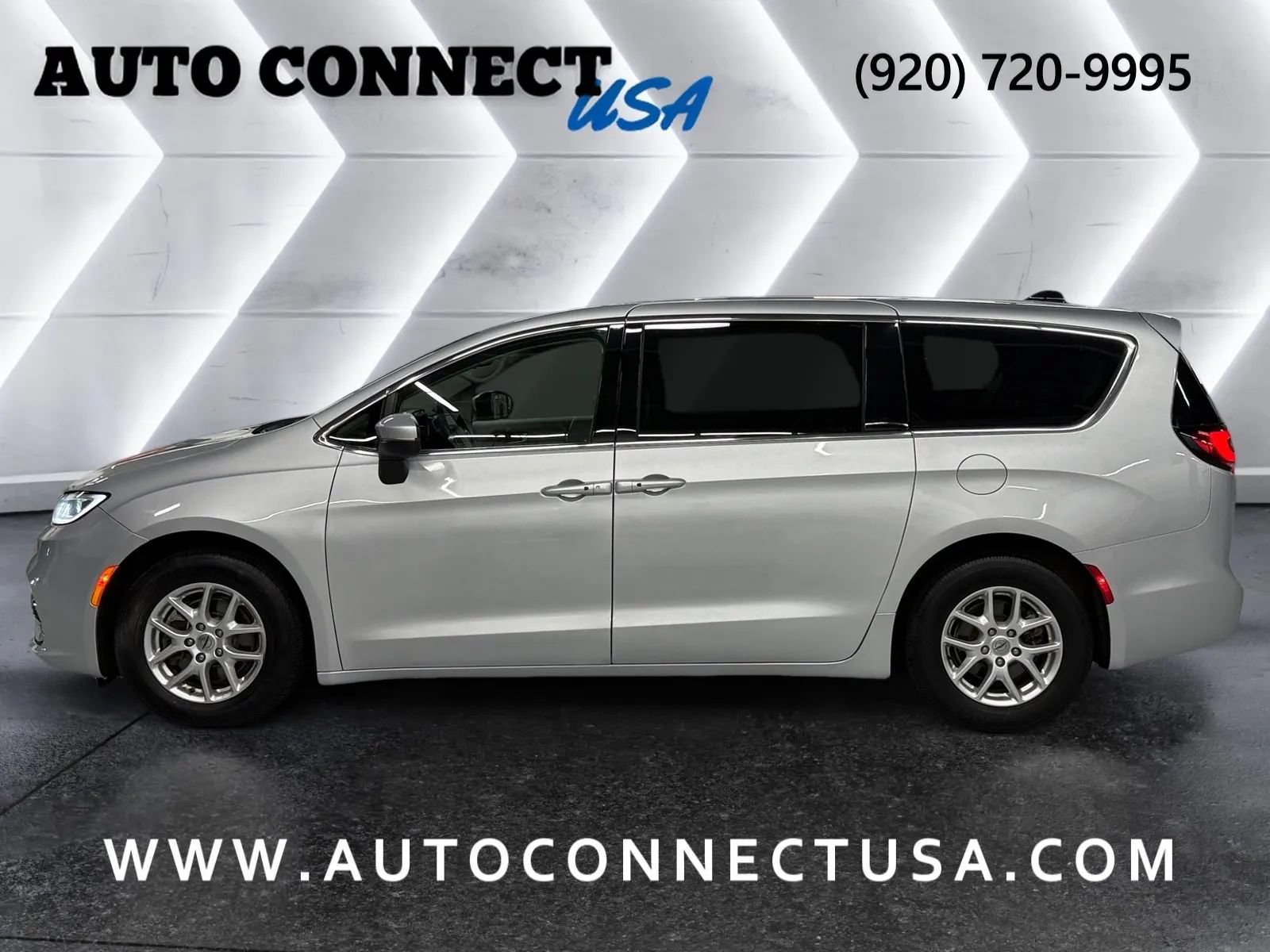 Used 2023 Chrysler Pacifica Touring-L FWD image 7
